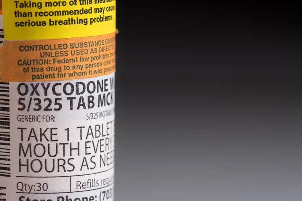 Макро из бутылки опиоидного таблетки оксикодона — стоковое фото