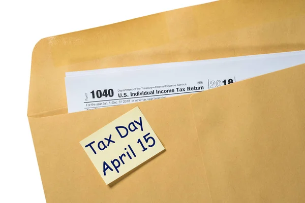 Налоговые напоминания на 15 апреля на конверте — стоковое фото