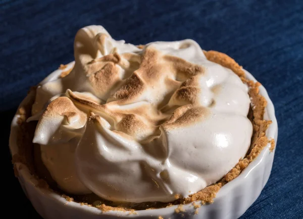 Plan rapproché du haut de la tarte meringue au citron maison — Photo