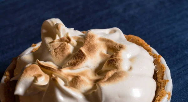 Close shot of the top of homemade lemon meringue pie — Stock Photo, Image