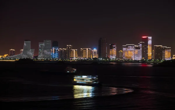 Skyline van de stad van Xiamen's nacht verlicht — Stockfoto