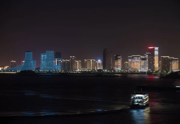 Skyline van de stad van Xiamen's nacht verlicht — Stockfoto