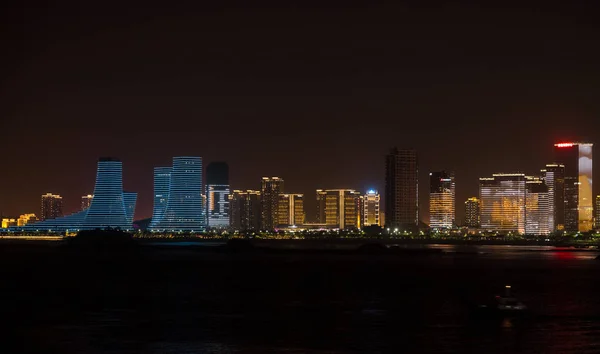Geceleri aydınlatılan Xiamen şehir manzarası — Stok fotoğraf