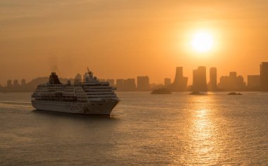 Modern yolcu gemisi günbatımında Xiamen yaklaşıyor