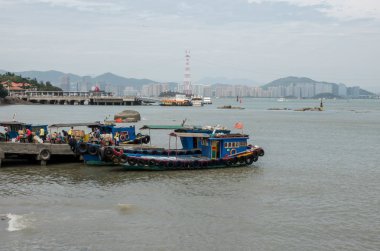 Balıkçı tekneleri Gulangyu Adası yakın Xiamen Çin üzerinde