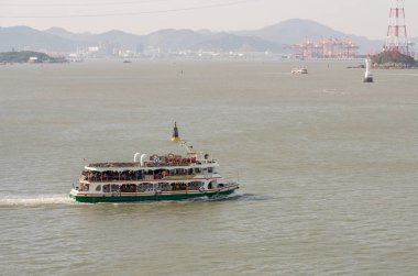 Kalabalık yolcu feribot Gulangyu Xiamen için