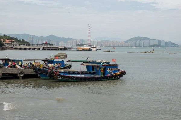 Balıkçı tekneleri Gulangyu Adası yakın Xiamen Çin üzerinde