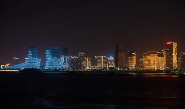 Skyline van de stad van Xiamen's nacht verlicht — Stockfoto