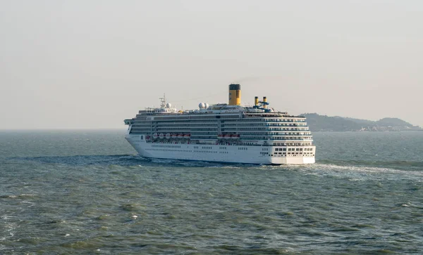 Crucero moderno que viaja a través de mares agitados — Foto de Stock