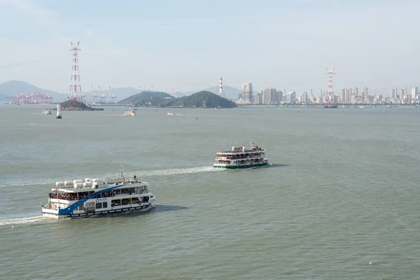 Crowded passenger ferryboats to Gulangyu in Xiamen — Stock Photo, Image