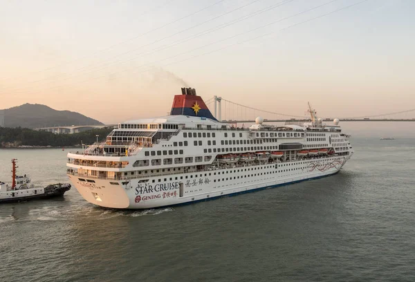 Modern cruiseschip naderen van Xiamen bij zonsondergang — Stockfoto