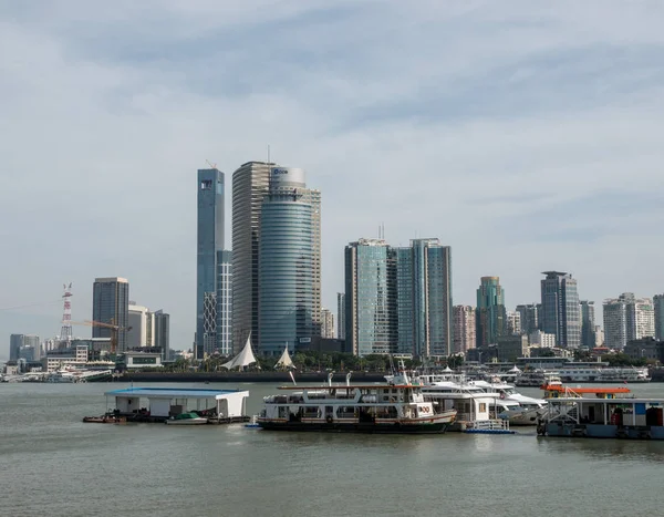 Moderne Gebäude in der Skyline von Xiamen mit der Gulangyu-Insel im Vordergrund — Stockfoto