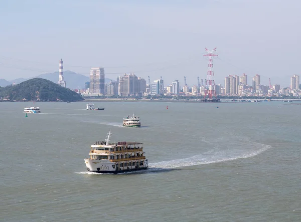 Muitos ferryboats de passageiros lotados para Gulangyu em Xiamen — Fotografia de Stock