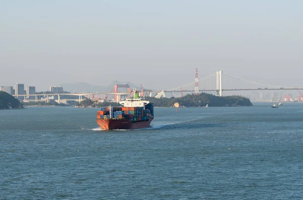 Navio de carga moderno deixando Xiamen na China — Fotografia de Stock