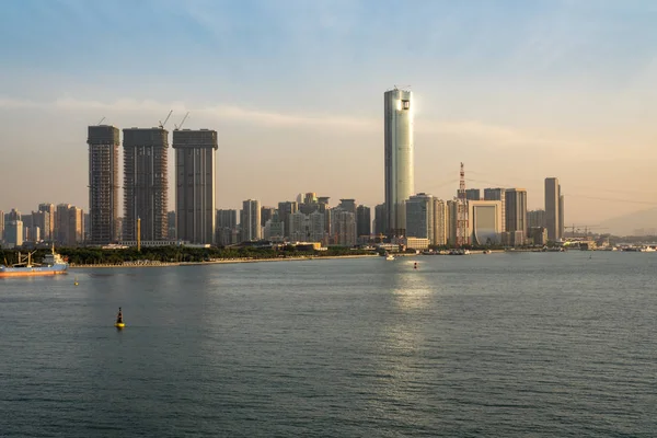 Skyline van de stad van Xiamen uit de zee naderen van de haven — Stockfoto
