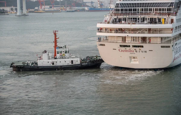 Modern cruiseschip naderen van Xiamen bij zonsondergang — Stockfoto