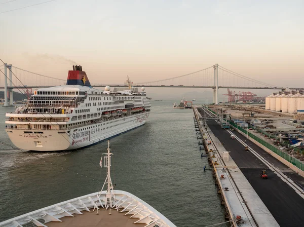 Nave da crociera moderna in avvicinamento a Xiamen al tramonto — Foto Stock