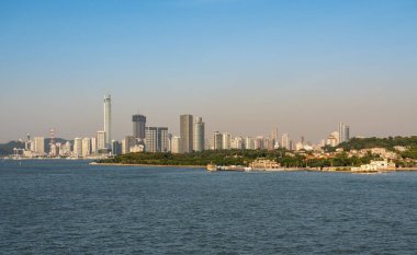 Xiamen, Çin - 30 Ekim 2018: Xiamen manzarası ile Gulangyu bağlantı noktası yaklaşıyor ön planda