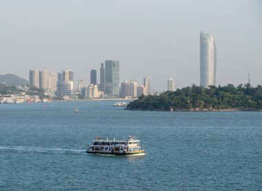 Xiamen manzarası modern binalarda ön planda Gulangyu Adası ile
