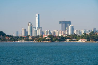 Xiamen manzarası modern binalarda ön planda Gulangyu Adası ile