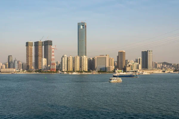 Skyline of the city of Xiamen from the sea approaching port — Stock Photo, Image