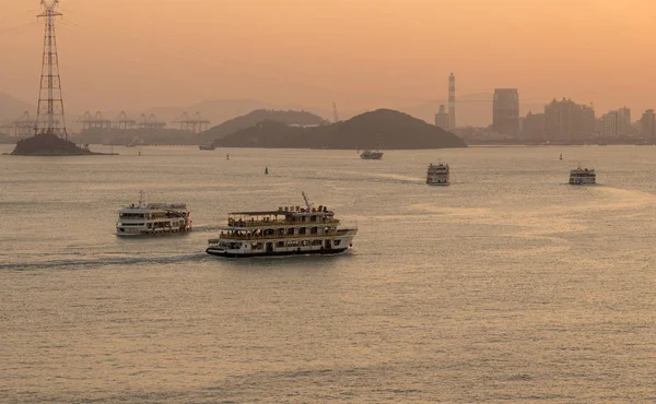 Fähren nach Gulangyu bei Sonnenuntergang in Xiamen — Stockfoto