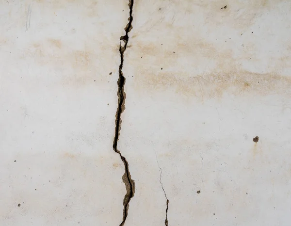 Large vertical crack in plastered wall — Stock Photo, Image