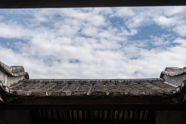 Blauwe hemel boven betegeld dak van Tulou in Huaan Unesco World Heritage site — Stockfoto