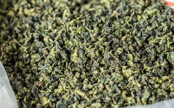 Foglie di tè verde cinese essiccazione all'interno di Tulou nella provincia del Fujian — Foto Stock