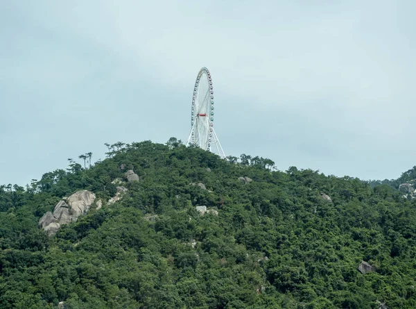 Pariserhjul på bergets topp på Mount Tianzhu — Stockfoto