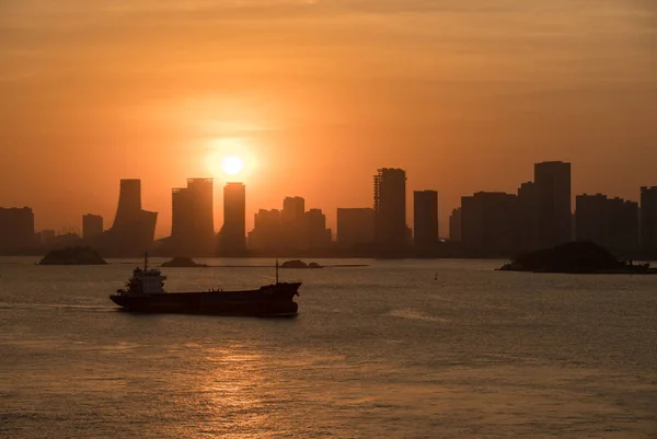 Freight cargo ship sails into Xiamen in China — Stock Photo, Image