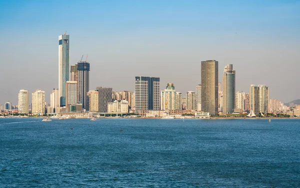 Skyline de la ciudad de Xiamen desde el mar acercándose al puerto — Foto de Stock