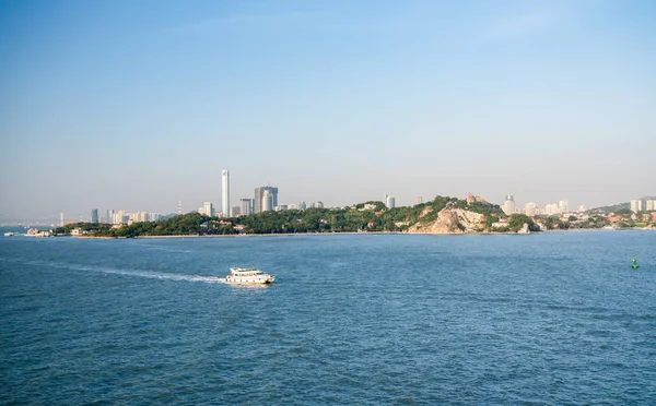 Edificios modernos en el horizonte de Xiamen con la isla Gulangyu en primer plano — Foto de Stock