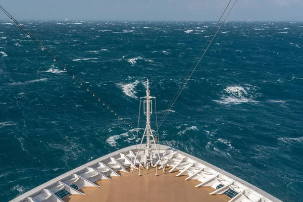 荒れた海を旅して現代のクルーズ船 — ストック写真