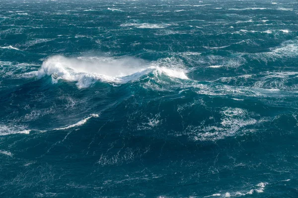 Navio de cruzeiro moderno que viaja através de mares agitados — Fotografia de Stock