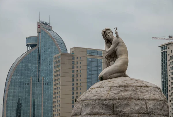 Xiamen Bailuzhou Park'ta balıkçıl omuz ile kadın heykeli ile — Stok fotoğraf