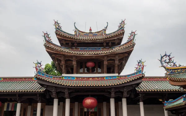 Esculpir detalhes sobre Templo de Putuo do Sul ou Nanputuo em Xiamen — Fotografia de Stock