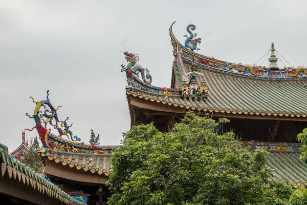 Détails de sculpture sur South Putuo Temple ou Nanputuo à Xiamen — Photo