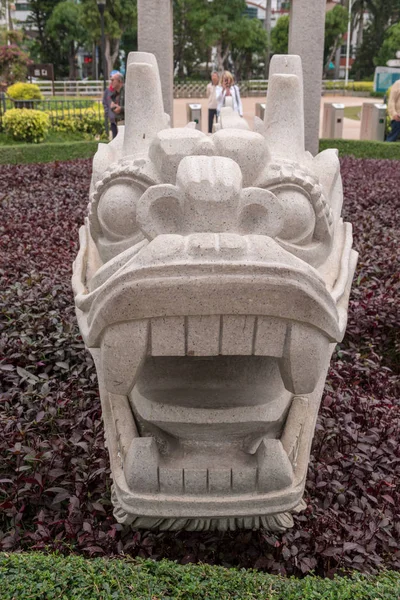 Parque Bailuzhou en Xiamen con estatua de la canoa de guerra en piedra — Foto de Stock