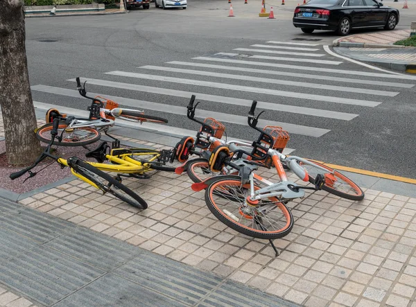 Rental bikes on street in Xiamen China — Stock Photo, Image