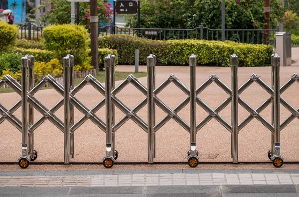 Expanding metal barrier in China — Stock Photo, Image