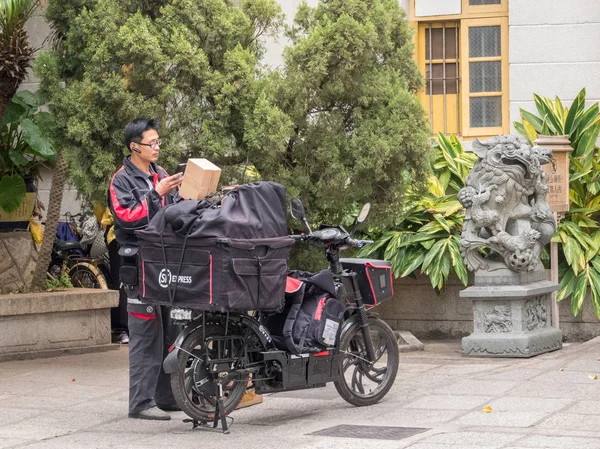 SF livreur de courrier urgent livrant des colis à Xiamen — Photo
