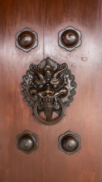 Golpeador de puerta en forma de dragón en Chi Lin Nunnery —  Fotos de Stock