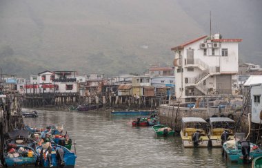 Sisli gün Tai O balıkçı köyü Lantau Island üzerinde