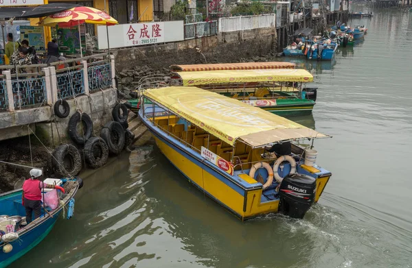 Giorno nebbioso nel villaggio di pescatori Tai O sull'isola di Lantau — Foto Stock