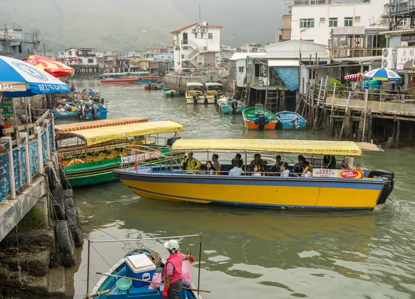 Giorno nebbioso nel villaggio di pescatori Tai O sull'isola di Lantau — Foto Stock