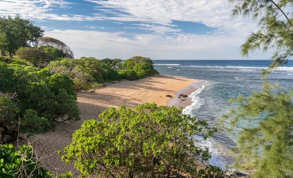 Larsens stranden på den östra kusten av Kauai — Stockfoto