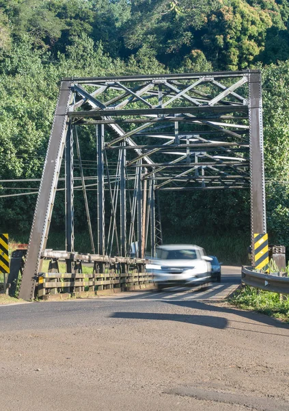 Vieux pont à poutres en acier sur la route de Hanalei à Kauai — Photo