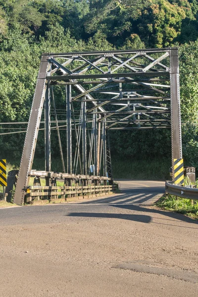 Gammel stålbjelkebro på vei til Hanalei i Kauai – stockfoto