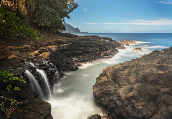 Rochas Acidentadas Torno Pequena Cachoeira Caindo Oceano Com Litoral Pali — Fotografia de Stock